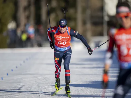 Nór Tarjei Boe prichádza do cieľa počas šprintu na 10km na MS v biatlone 2025.