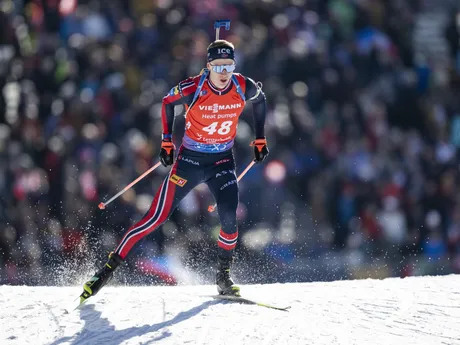 Nór Johannes Thingnes Boe prichádza do cieľa počas šprintu na 10km na MS v biatlone 2025.