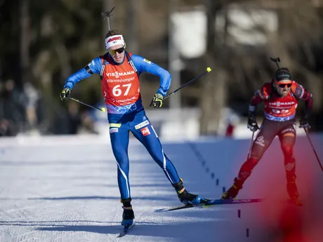 Fín Tero Seppala prichádza do cieľa počas šprintu na 10km na MS v biatlone 2025.