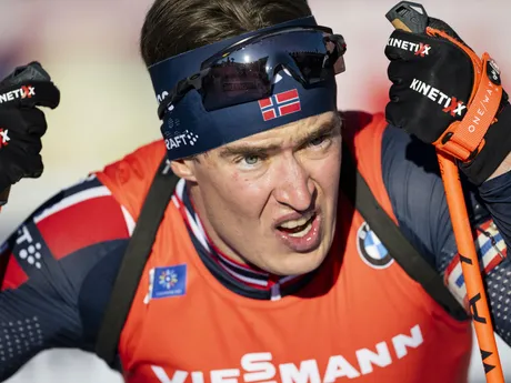 Nór Vebjoern Soerum po prejdení cieľovej pásky počas šprintu na 10km na MS v biatlone 2025.