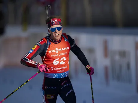 Nór Martin Uldal prichádza do cieľa počas šprintu na 10km na MS v biatlone 2025.