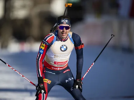 Nór Sturla Holm Laegreid prichádza do cieľa počas šprintu na 10km na MS v biatlone 2025.