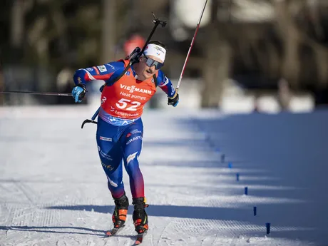 Francúz Fabien Claude prichádza do cieľa počas šprintu na 10km na MS v biatlone 2025.