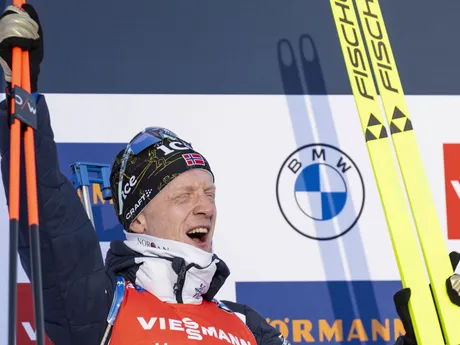 Nór Johannes Thingnes Boe sa raduje z triumfu v šprinte na 10km na MS v biatlone 2025.