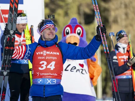 Američan Campbell Wright sa raduje z druhého miesta v šprinte na 10km na MS v biatlone 2025.