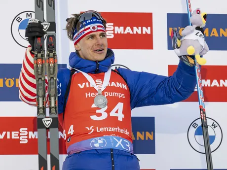 Američan Campbell Wright sa raduje z druhého miesta v šprinte na 10km na MS v biatlone 2025.