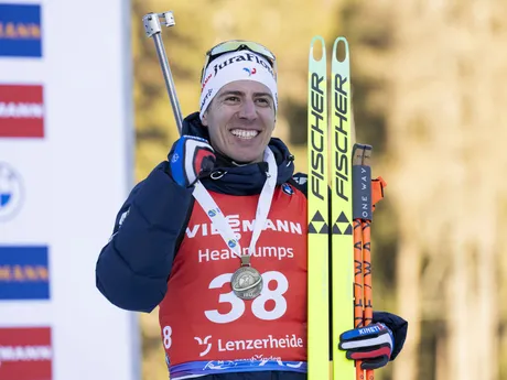 Francúz Quentin Fillon Maillet sa raduje z tretieho miesta v šprinte na 10km na MS v biatlone 2025.