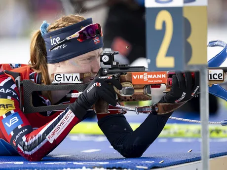 Nórka Maren Kirkeeideová počas štafety žien na 4x6 km na MS v biatlone vo švajčiarskom Lenzerheide.