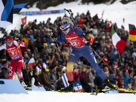 Rumunka Anastasia Tolmachevová počas štafety žien na 4x6 km na MS v biatlone vo švajčiarskom Lenzerheide.