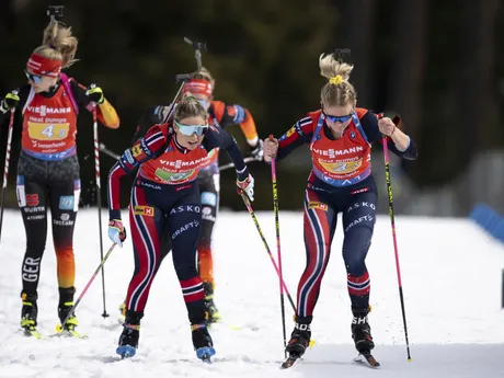 Biatlonistky Nemecka a Nórska počas štafety žien na 4x6 km na MS v biatlone vo švajčiarskom Lenzerheide.