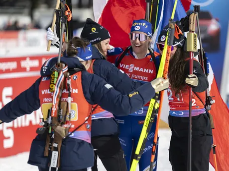 Tím Francúzska oslavuje víťazstvo v štafete žien na 4x6 km na MS v biatlone vo švajčiarskom Lenzerheide.