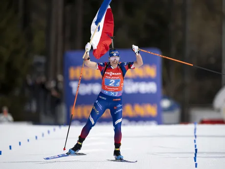 Francúzka Julia Simonová víťazí v štafete žien na 4x6 km na MS v biatlone vo švajčiarskom Lenzerheide.