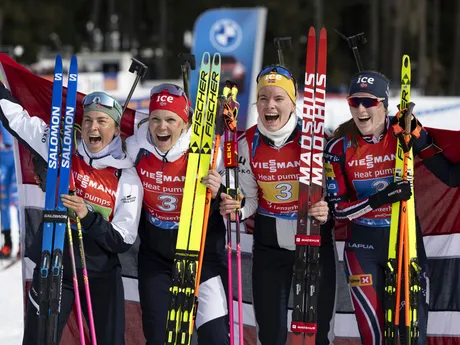 Tím Nórska v cieli štafety žien na 4x6 km na MS v biatlone vo švajčiarskom Lenzerheide.