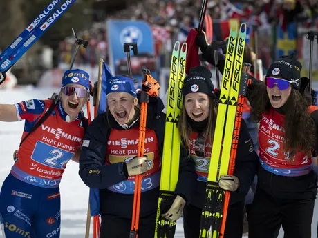 Tím Francúzska oslavuje víťazstvo v štafete žien na 4x6 km na MS v biatlone vo švajčiarskom Lenzerheide.