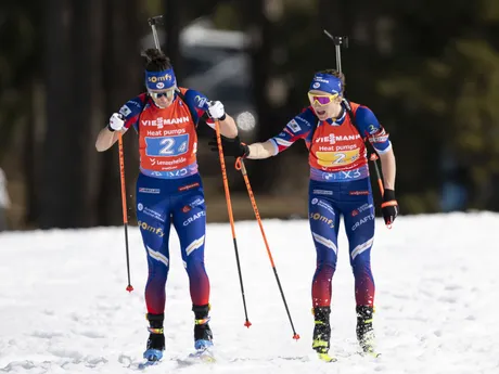 Francúzky Julia Simonová (vľavo) a Justine Braisazová-Bouchetová počas štafety žien na 4x6 km na MS v biatlone vo švajčiarskom Lenzerheide.