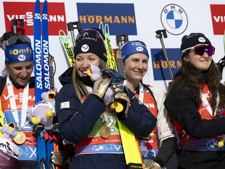 Tím Francúzska oslavuje víťazstvo v štafete žien na 4x6 km na MS v biatlone vo švajčiarskom Lenzerheide.