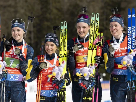 Tím Švédska oslavuje tretie miesto v štafete žien na 4x6 km na MS v biatlone vo švajčiarskom Lenzerheide.