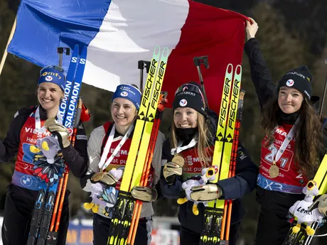 Tím Francúzska oslavuje víťazstvo v štafete žien na 4x6 km na MS v biatlone vo švajčiarskom Lenzerheide.