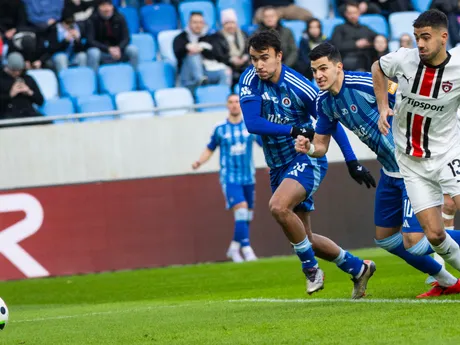 Na snímke zľava David  Strelec, Matúš Vojtko (obaja Slovan) a Marek Ujlaky (Trnava) počas 22. kola Niké ligy 2024/25 ŠK Slovan Bratislava – FC Spartak Trnava.