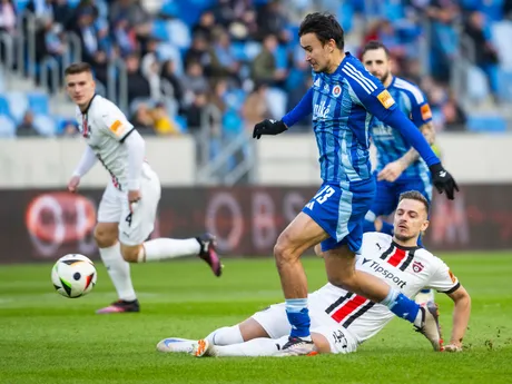 Na snímke zľava Dávid Strelec (Slovan) a Filip Twardzik (Trnava) počas 22. kola Niké ligy 2024/25 ŠK Slovan Bratislava – FC Spartak Trnava.