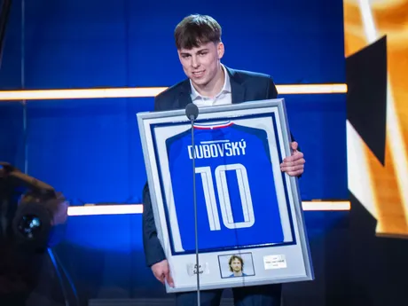 Na snímke víťaz Ceny Petra Dubovského pre najlepšieho hráča do 21 rokov Leo Sauer počas odovzdávania ocenení na galavečeri Futbalista roka 2024.