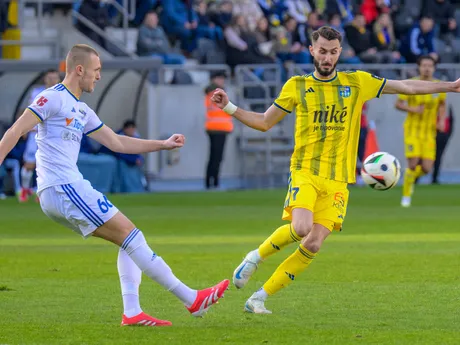 Na snímke zľava Martin Bednár (Michalovce), Ioannis Niarchos (Košice) počas zápasu 22. kola Niké ligy vo futbale FC Košice - MFK Zemplín Michalovce.