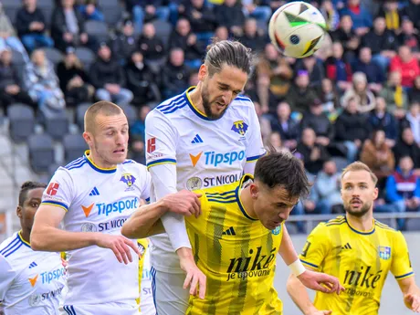 Na snímke zľava Martin Bednár, Spyridon Risvanis (obaja Michalovce), Roman Čerepkai (Košice) počas zápasu 22. kola Niké ligy vo futbale FC Košice - MFK Zemplín Michalovce.