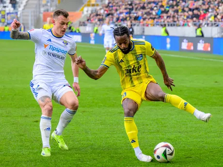 Na snímke zľava Denys Taraduda (Michalovce), Zyen Jones (Košice) počas zápasu 22. kola Niké ligy vo futbale FC Košice - MFK Zemplín Michalovce.