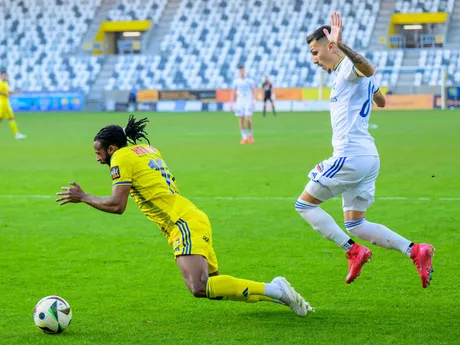 Na snímke zľava Zyen Jones (Košice), Alexandros Kyziridis (Michalovce) počas zápasu 22. kola Niké ligy vo futbale FC Košice - MFK Zemplín Michalovce.