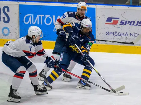 Na snímke zľava Brayden John Tracey, Samuel Takáč (obaja Slovan), Samuel Murin (Spišská Nová Ves) počas zápasu 53. kola hokejovej Tipos extraligy HK Spišská Nová Ves - HC Slovan Bratislava.