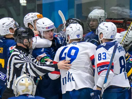 Na snímke sporná situácia medzi hráčmi počas zápasu 53. kola hokejovej Tipos extraligy HK Spišská Nová Ves - HC Slovan Bratislava.