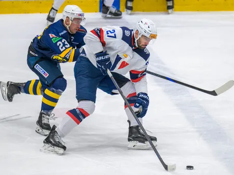 Na snímke zľava Lukáš Vartovník (Spišská Nová Ves), Radovan Bondra (Slovan) počas zápasu 53. kola hokejovej Tipos extraligy HK Spišská Nová Ves - HC Slovan Bratislava.