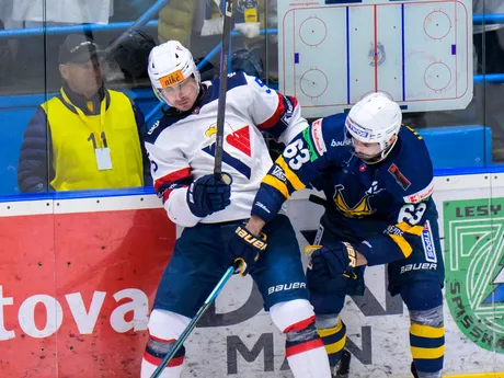 Na snímke Patrik Bačik (Slovan), Michael Vandas (Spišská Nová Ves) počas zápasu 53. kola hokejovej Tipos extraligy HK Spišská Nová Ves - HC Slovan Bratislava.