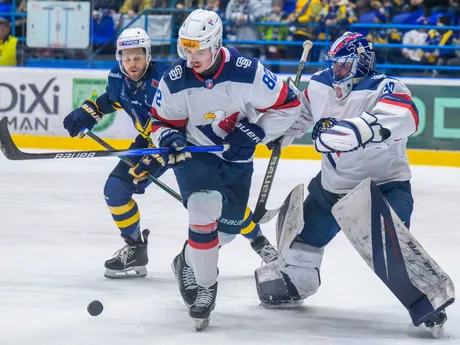 Zľava Ben Johnson (Spišská Nová Ves), Tomáš Královič, Denis Godla (obaja Slovan) počas zápasu 53. kola Tipos extraligy HK Spišská Nová Ves - HC Slovan Bratislava.