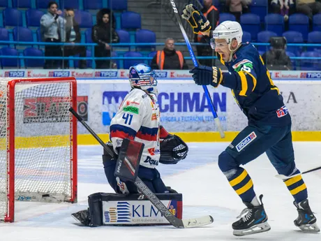 zľava Pavel Kantor (Zvolen), Branislav Rapáč (Spišská Nová Ves) počas prvého zápasu štvrťfinále play-off Tipos extraligy HK Spišská Nová Ves - HKM Zvolen