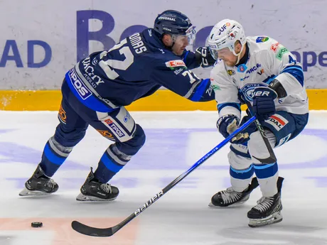 zľava Benjamin Thomas (Poprad) a  Jaedon Descheneau (Nitra) 