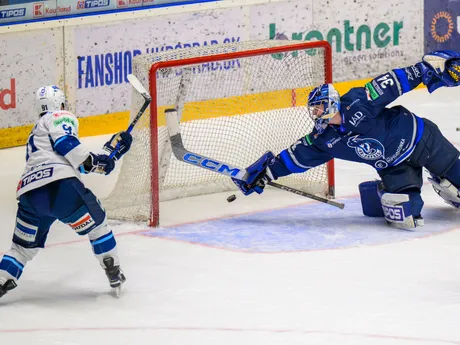 zľava Andrew Calof (Nitra) a brankár Filip Belányi (Poprad) 
