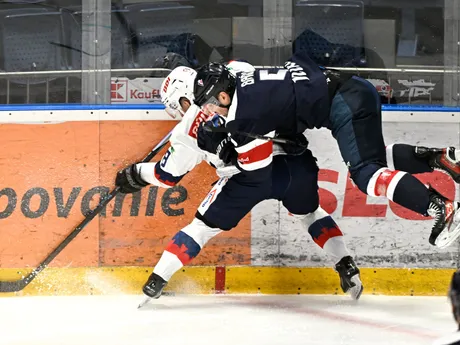 Obranca Slovana Patrik Bačík v súboji s hráčom Zvolena Michalom Súľovským. 