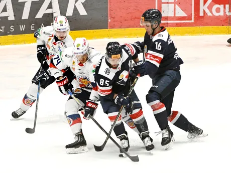 Momentka zo zápasu predkola play-off medzi Slovanom Bratislava a Zvolenom. 