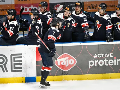 Hokejista bratislavského Slovana John Brayden Tracey sa teší z gólu so svojimi spoluhráčmi. 