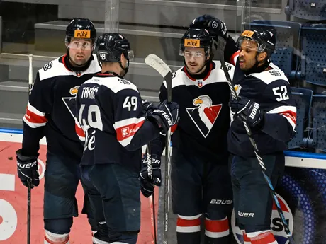 Hokejisti Slovana Bratislava sa tešia z gólu v zápase proti Zvolenu v predkole play-off.