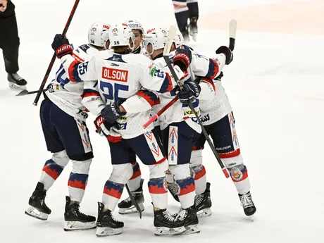 Hokejisti Zvolena sa tešia z gólu v zápase proti Slovanu Bratislava.