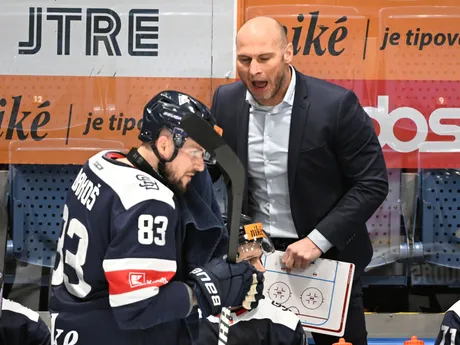 Na snímke je tréner bratislavského Slovana Tomáš Surový s útočníkom Martinom Bakošom.