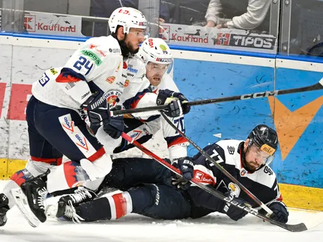 Peter Zuzin, Marek Hecl (obaja Zvolen) v súboji s obrancom Slovana Branislavom Kubkom.