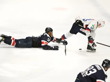 Sena Acolatse zastavuje Mateja Maceka v zápase predkola play-off Slovan Bratislava - Zvolen. 