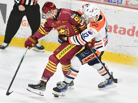 Adam Lapšanský (vľavo) a Arturs Kulda v zápase play-off Trenčín - Michalovce. 