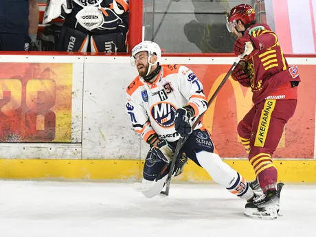 Michalovský útočník Patrik Svitana v úvodnom zápase play-off na ľade Dukly Trenčín. 