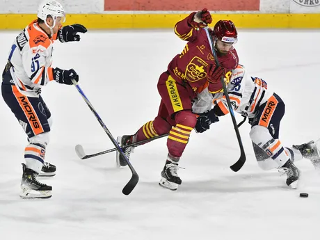 Trenčiansky útočník Adam Lapšanský sa prediera pomedzi hráčov Dukly Michalovce.