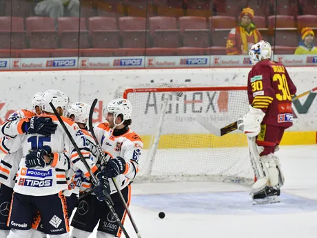 Hokejisti Michaloviec sa tešia z gólu v zápase predkola play-off proti Dukle Trenčín.
