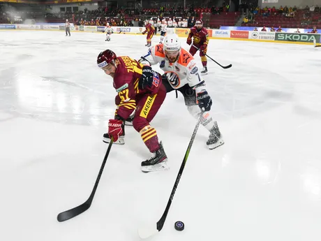 Filip Vašaš (vpravo) a Tomáš Záborský počas zápasu predkola play-off Trenčín - Michalovce.